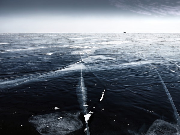 прозрачный лед сковывает озеро Байкал зимой