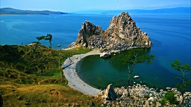 красивый излом береговой линии озера Байкал
